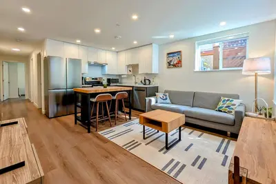 Image de Accessible 2br Ground Floor Suite, 1 Block to Pne, 12m to Dt, Easy Transit