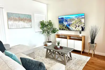 Image de Disneyland Getaway Tri-level Gated Townhome