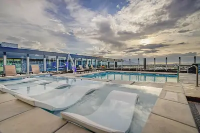 Image de Rooftop Pool+Hot Tub | King Bed | Dt Slc |Parking