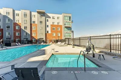 Image de Pool + Hot tub | King Bed | Game Room | Parking