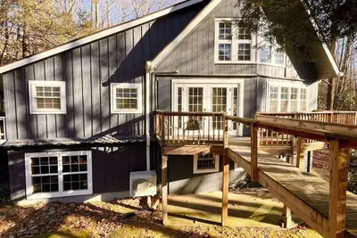 Image de Treehouse Chalet w/ Hot Tub, overlooking a creek on 6 acres