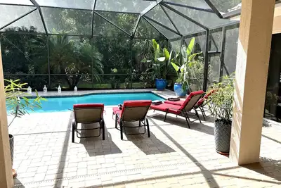 Image de 4 Bedroom, 4 Bathroom Family Home with Salt Water Pool on Golf Course