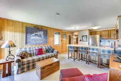 Image de 2 Mi to Snowshoe Resort: Townhome w/ Deck!