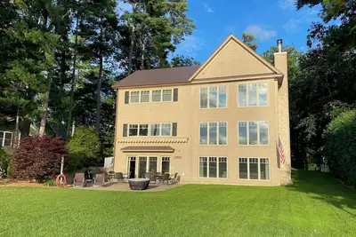 Image de Spacious 5-bedroom retreat on Lake Winnisquam