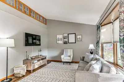 Image de Spacious 6-bedroom retreat next to park—ideal for family & group getaways