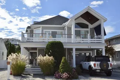 Image de Renovated Beach Block 5 Bedroom Home