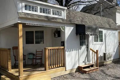 Image de Charming Victorian cottage tinyhouse with WiFi and Ac in quaint Girard