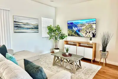 Image de Disneyland Getaway Tri-level Gated Townhome