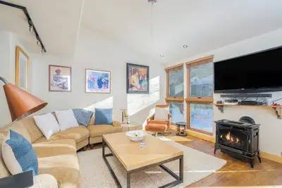 Experience mountain views in this spacious 3-bedroom Telluride Lodge #423