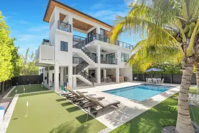 Image de New! Luxurious & spacious waterfront 4 bedroom house in Marathon with endless fun