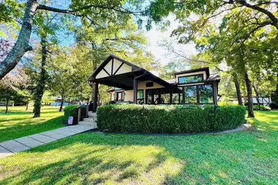 Image de Come and enjoy The Good Life on Cedar Creek Lake! This spacious 5/4 is perfect!