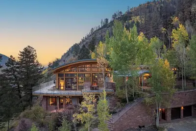 Image de New Listing! Stunning Hillside Home | Unparalleled Canyon Views, Gym, Hot Tub