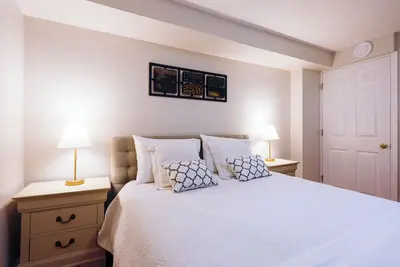 Image de 1, 200sq. ft comfy & clean home with luxury bedding. Sleep as a king!