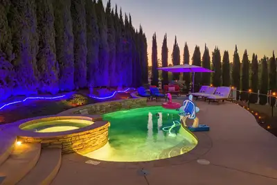 Image de Fallbrook's Heavenly Oasis Estate - A Nestled Gem