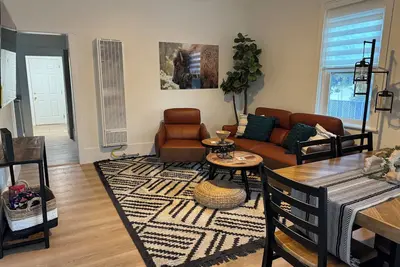 Image de Charming fully remodeled 2-bedroom house with WiFi in Evanston