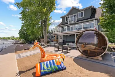 Image de Fun & sun waterfront with sauna, hot tub and slide