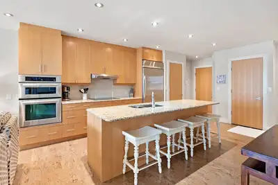 Image de Lakefront 3 bedroom condo with large balcony, pool, gym and boat slip