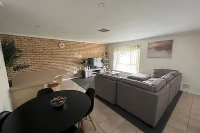 Image de Tupper Retreat - Modern 3 Bedroom 2 bathroom home with All amenities! !