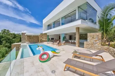 Image de Luxurious 4-bedroom villa with infinity pool, private cinema, gym, and stunning sea views
