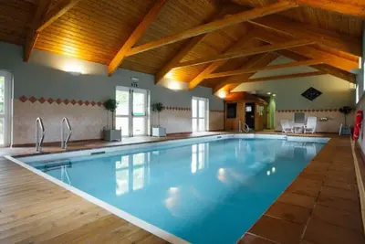 Image de Converted Stone Cottage with indoor swimming pool