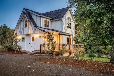 Image de Luxury Modern Storybook Tudor ● Hot Tub ● By Silver Falls Park ● 20 acres ● View