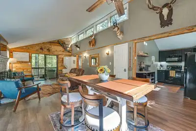 Image de 'Wild Creek Cabin' in Hedgesville: Dogs Welcome!