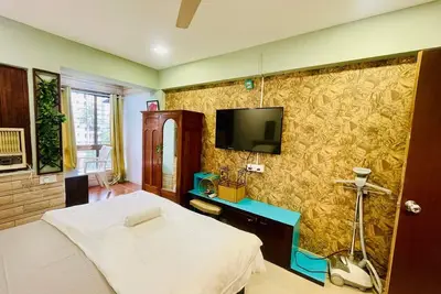 Image de Lovely 2-bedroom apartment with WiFi, Ac at Hill Road, Bandra west.
