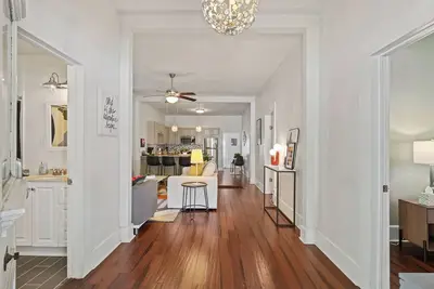 Image de 3br Designer Home in Midtown - Walk to Overton Square, Pet-friendly, Backyard!