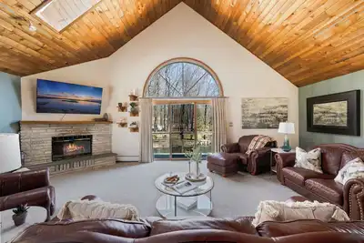 Image de Spacious Home w/Pool/Hot Tub, Mins to Parks/Skiing