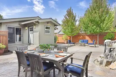 Image de Healdsburg Bungalow w/ Spa Walk to Plaza