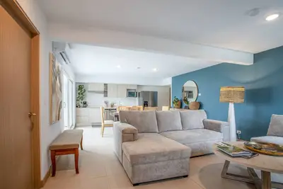 Image de Gorgeous Condo with Panoramic Ocean Views in Soft Blues and Greens