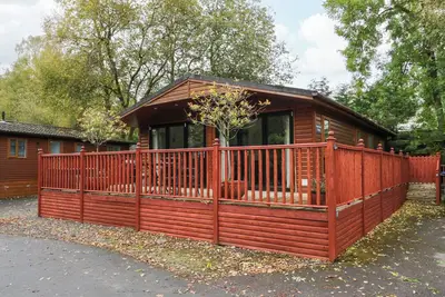 Somerford Lodge, pet friendly, with hot tub in Windermere