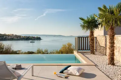 Image de 200 meters from the beach, chic home with a heated pool, gym, and play area with a Ps4, two bikes, table tennis, and breathtaking views of the island and sea