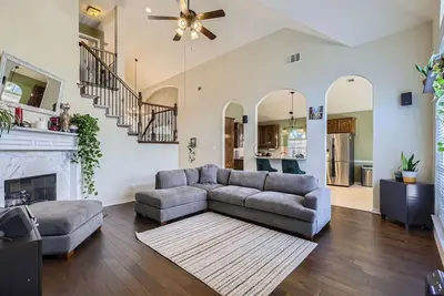 Image de Escape Room + Hot Tub, Game Room, 100lbs of Legos - Frisco Gathering House