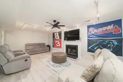 Image de Spacious; Backyard Play set; Game Room; Entertaining Space