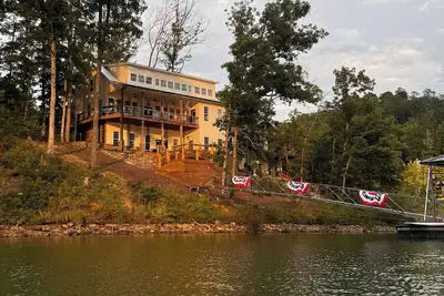 Image de Luxurious 6-bedroom Smith Lake house in tranquil Arley area!