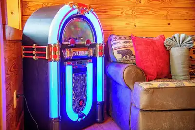 Image de *Stunning 3bd Lodge w/ Hot Tub! Fire Pit + Games! *