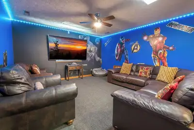 Image de *Huge 8bd Lodge w/ Theater! Hot Tub + Games! *