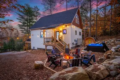 Image de Luxe Retreat: Sleeps 15, Hot Tub, Sauna & Movie Room
