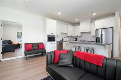 Image de Newly Built Modern Getaway on Private Acreage!