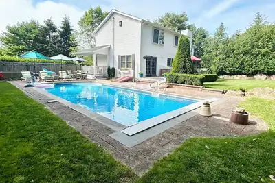 Image de Spacious 5bdrm home- saltwater pool, WiFi, Ac, parking pass to nearby town beach