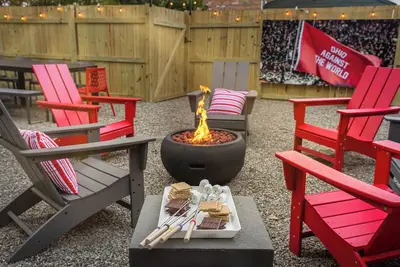 Image de Walk to Football! 4 Parking Spaces! Fenced Yard! Dogs welcome! Game Room! Bbq!