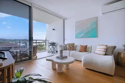 Image de Starlit Palms Chic Poolside Haven by the Beach