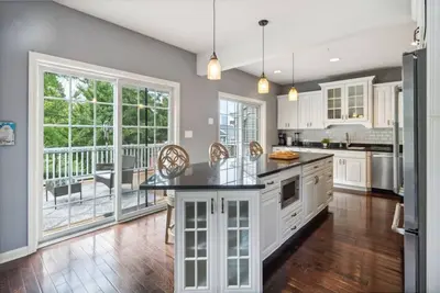 Image de Spacious three-story layout with a game room and gym