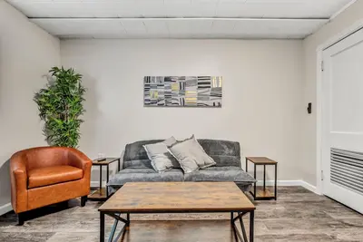 Image de Renovated Retreat: King Bed - Fire Pit - Metroparks Access\n