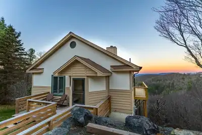 Image de 3-Bedroom House w/Hot Tub, Stunning Mountain View, 2-Story Deck