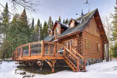 Image de Lodge Privé en Rondins pour Familles - Vues à Couper le Souffle