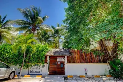 Image de A stand alone villa located in front of the beautiful turquoise water
