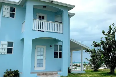 Image de Charming 2-bedroom house with Hill-top views on Pelican Shores.