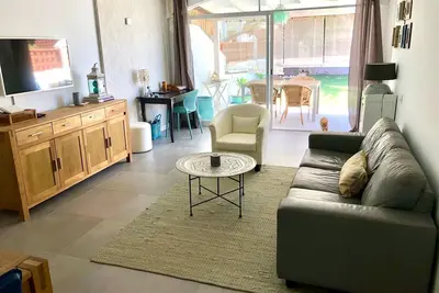 Image de Quiet, tastefully furnished accommodation close to the beach. Pet friendly!